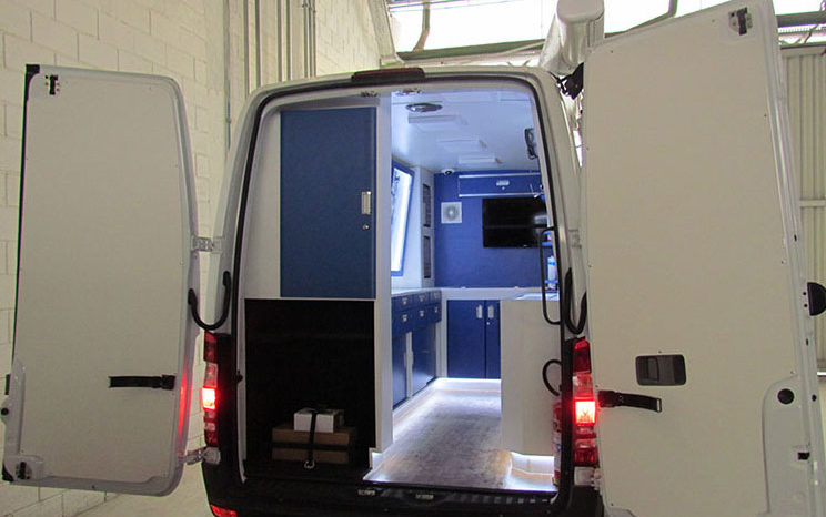 Transformação Mercedes Benz Sprinter para Furgão de Show Room full