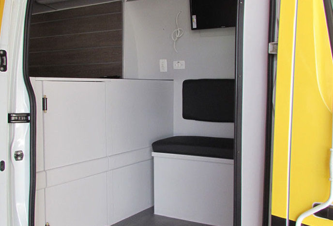 Transformação Renault Master para Furgão de Loja de Acessórios full